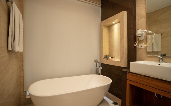 Tampilan Bathroom Hotel di Le Eminence Puncak Hotel Convention & Resort