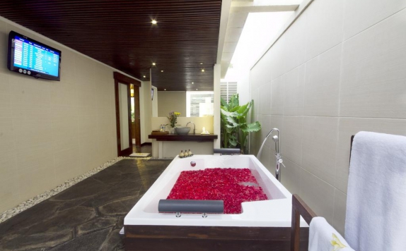 Tampilan Bathroom Hotel di Le Nixsun Villa and Spa