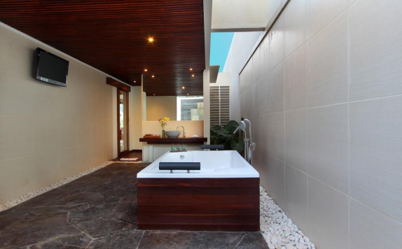 Tampilan Bathroom Hotel di Le Nixsun Villa and Spa