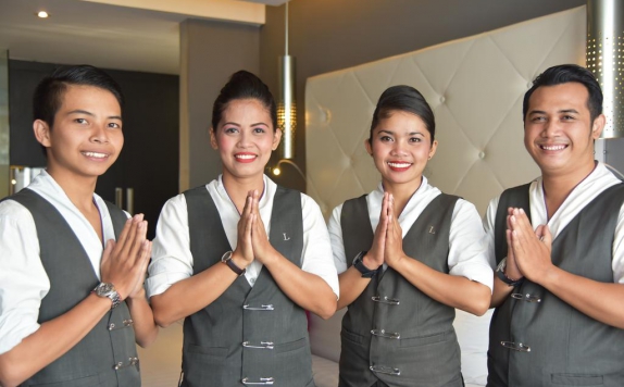 Waiters di L Hotels Seminyak