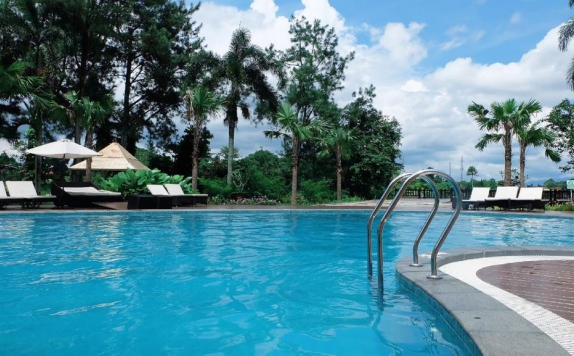 Swiming Pool di Lido Lakes Resort & Conference