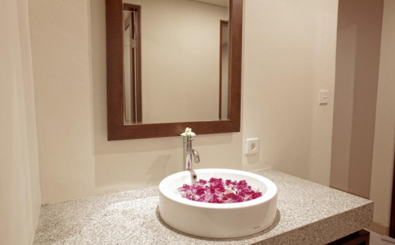 Tampilan Bathroom Hotel di Lili House Ubud Hotel