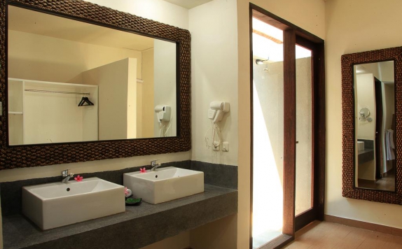 Bathroom Hotel di Lima Satu Resort by BAIO