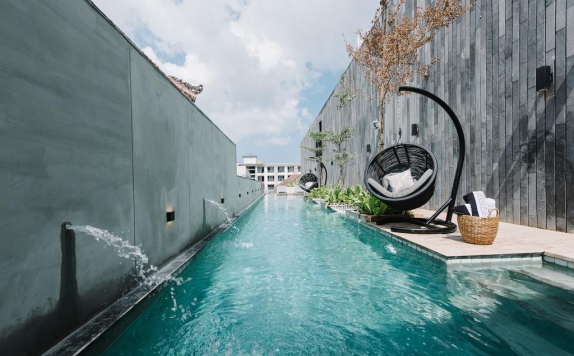 Swimming pool di Lloyds Inn Bali