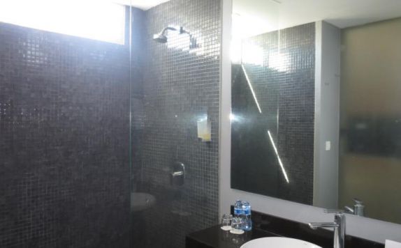 bathroom di Loft Legian Hotel