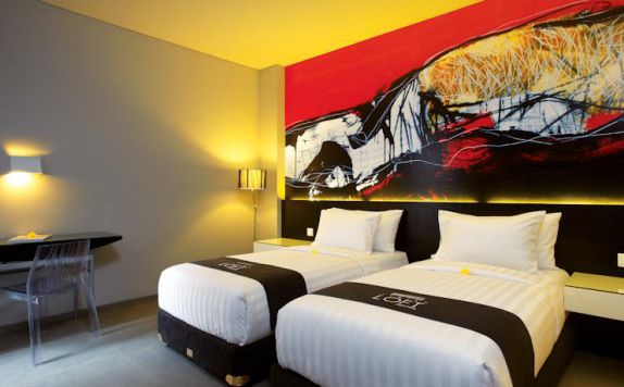 guest room twin bed di Loft Legian Hotel