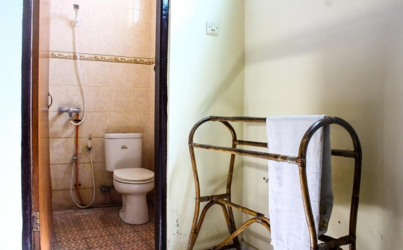 Tampilan Bathroom Hotel di Lolo Beach Inn