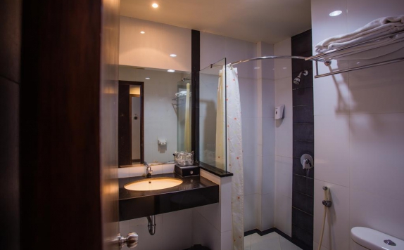 Bathroom di Lombok Garden Hotel