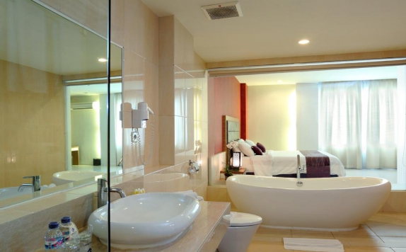 Bathroom Hotel di Lombok Plaza Hotel And Convention