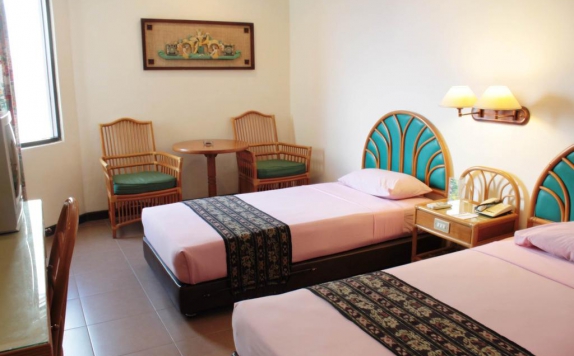guest room twin bed di Losari Beach Inn Makassar