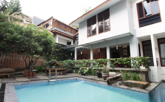 Swimming Pool di Lotus Art and Garden Bandung