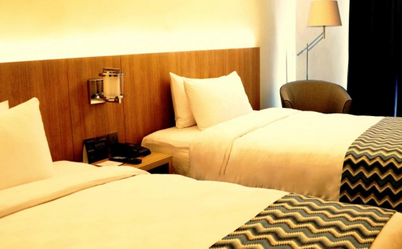 guest room twin bed di Louis Kienne Hotel Simpang Lima