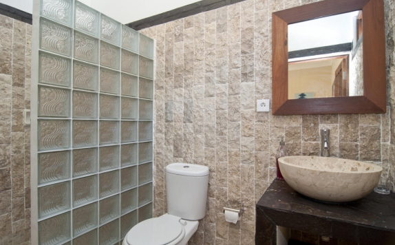 Tampilan Bathroom Hotel di Lovina Oasis