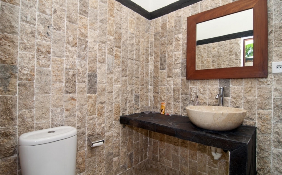 Tampilan Bathroom Hotel di Lovina Oasis