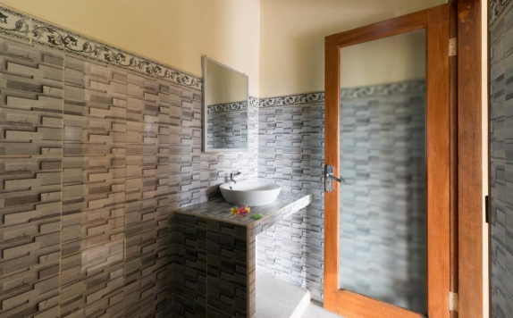 Tampilan Bathroom Hotel di Lulik Homestay