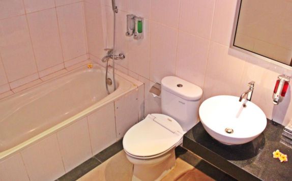 bathroom di Luxio Hotel Denpasar