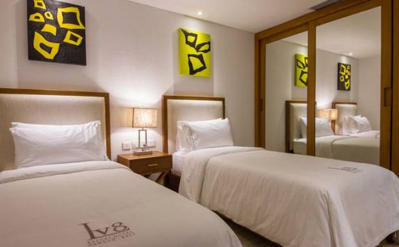 guest room twin bed di Lv8 Resort Hotel