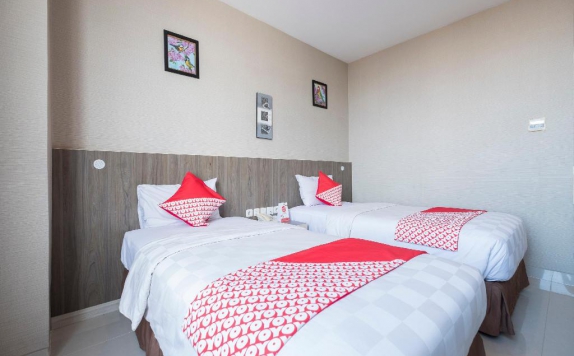 guest room twin bed di Lynt Hotel Makassar