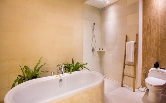 Tampilan Bathroom Hotel di Maca Villas and Spa Umalas