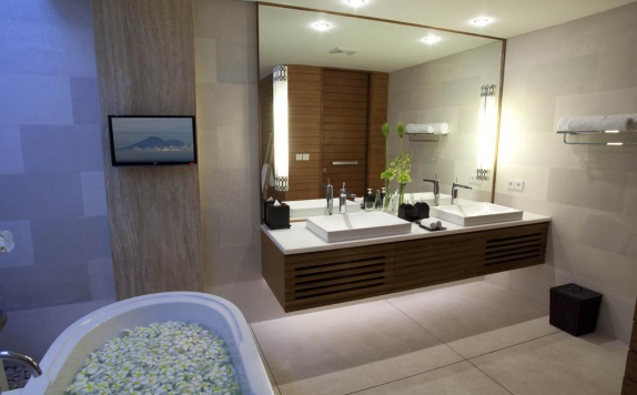 Tampilan Bathroom Hotel di Maca Villas & Spa Seminyak