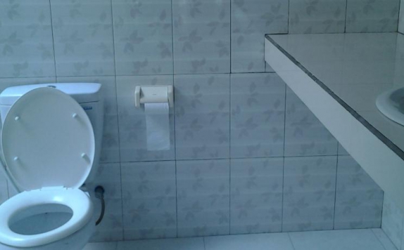 Tampilan Bathroom Hotel di Mahendra Beach Inn