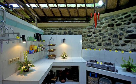 Kitchen di Mahogany Villa