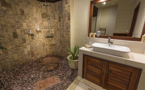 Tampilan Bathroom Hotel di Mala Garden Resort & Spa