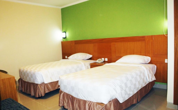 guest room twin bed di Maleosan Inn Manado