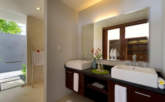 Bathroom di Malimbu Cliff Villa