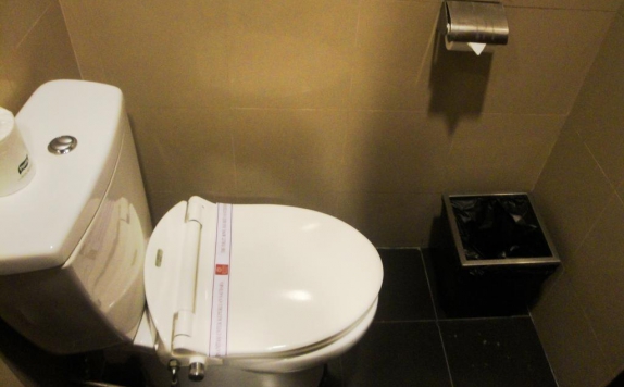 Bathroom di Manado Quality Hotel