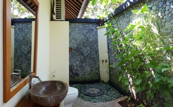 Tampilan Bathroom Hotel di Mango Tree Inn