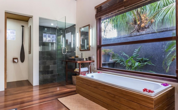 Bathroom di Mango Tree Villas