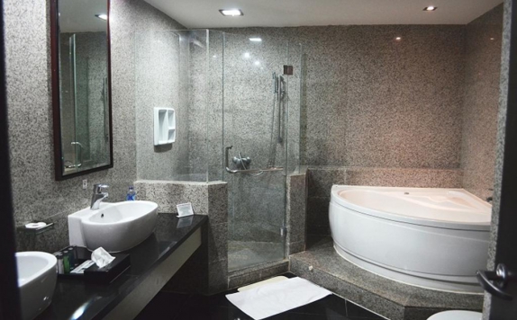 Bathroom di Manhattan Hotel