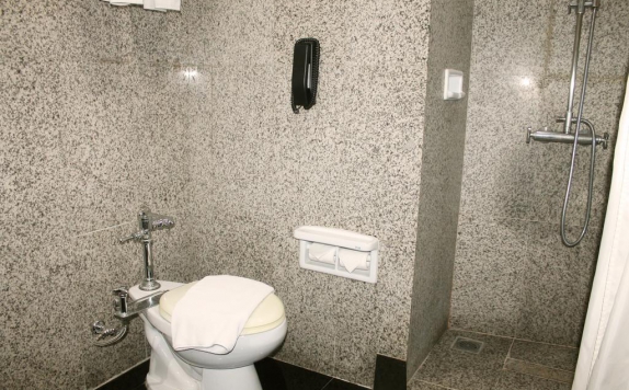 Bathroom di Manhattan Hotel