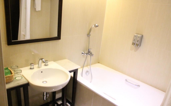 bathroom di Maqna Hotel by Prasanthi