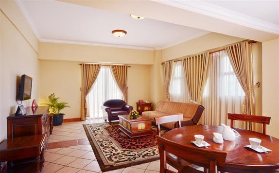 Executive Suite Living Room di Marbella Hotel, Convention & Spa Anyer