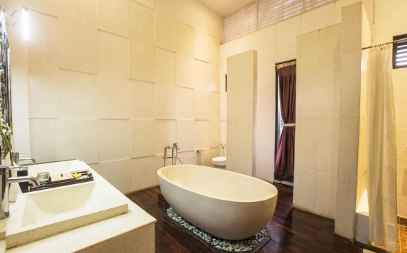 Tampilan Bathroom Hotel di Marbella Pool Suites Seminyak