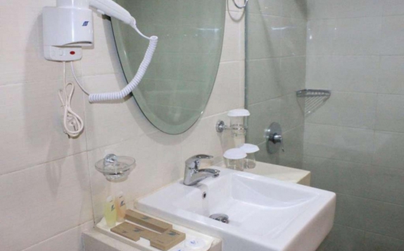 Bathroom di Marina Mamberamo Hotel