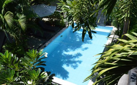 swimming pool di Marinos Place Legian