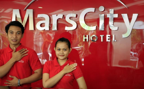Receptionist di Mars City Hotel Bali