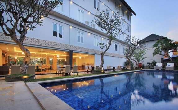 Swimming pool di Mars City Hotel Bali