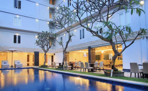 Swimming pool di Mars City Hotel Bali
