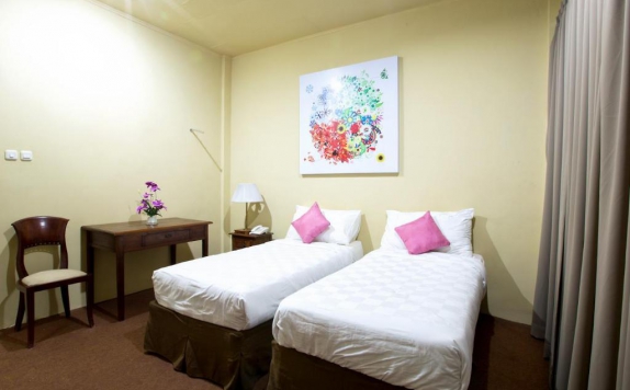guest room twin bed di Maven Buncit Hotel