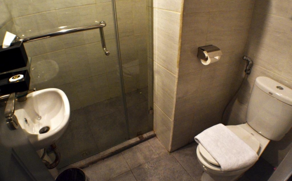 Bathroom di Maven Fatmawati Hotel