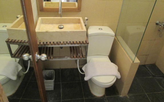 Bathroom di Mawar Asri Hotel