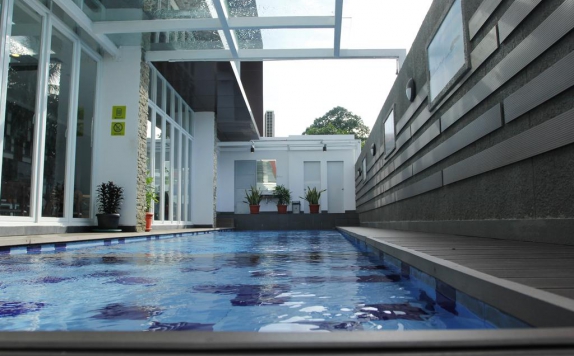 Swimming Pool di MaxOne Belstar Belitung
