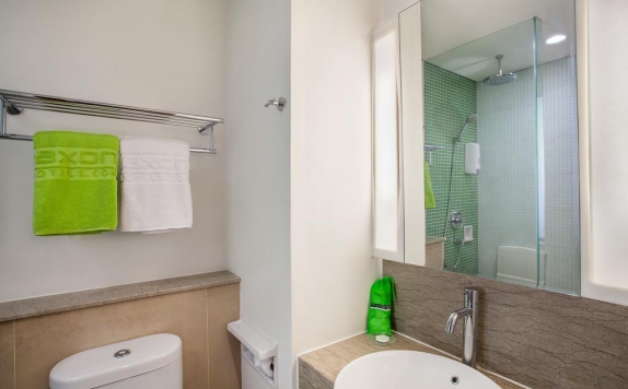 Tampilan Bathroom Hotel di MaxOne Tidar