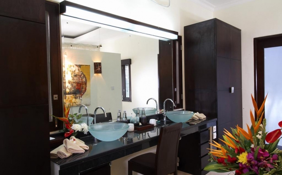 Tampilan Bathroom Hotel di Maya Sayang Villas & Restaurant Seminyak