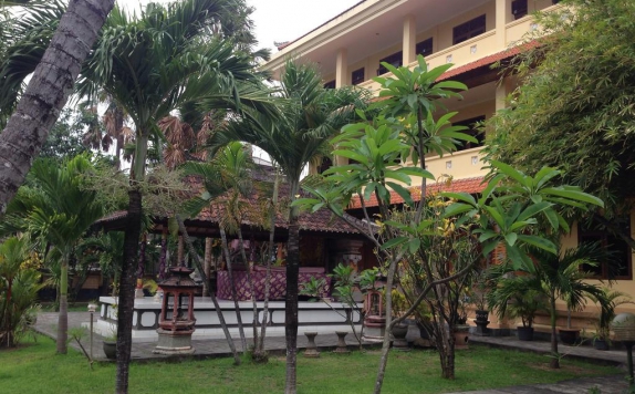 Tampilan Taman Hotel di Mekar Jaya Bungalows