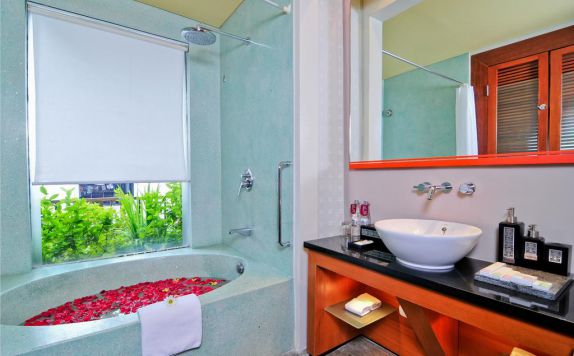 bathroom di Mercure Kuta Beach Bali